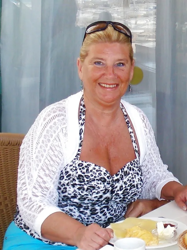 Portrait de Hélène, 68 ans, cheveux blonds