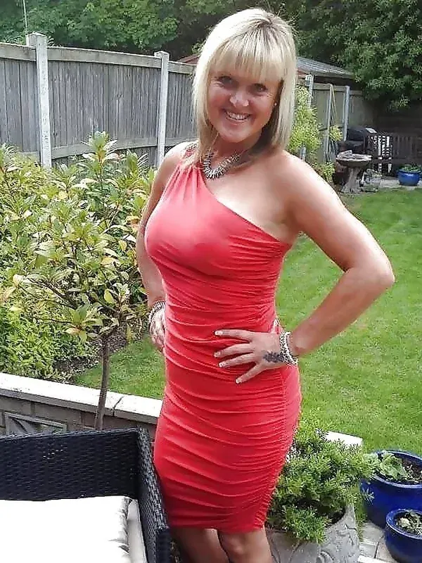 Portrait de Naïma, 45 ans, cheveux platine